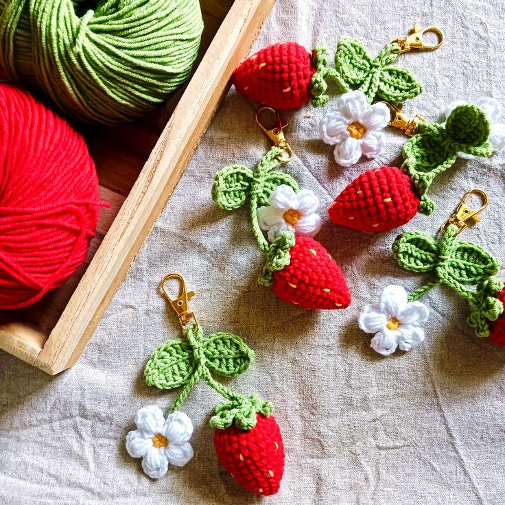 Crochet keychain strawberry - Eazzy Store